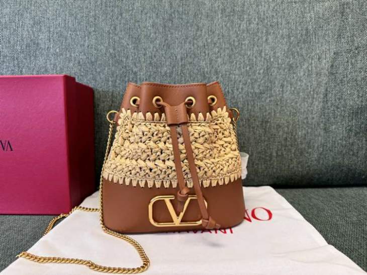 Picture of Valentino Handbags _SKUfw175674373fw